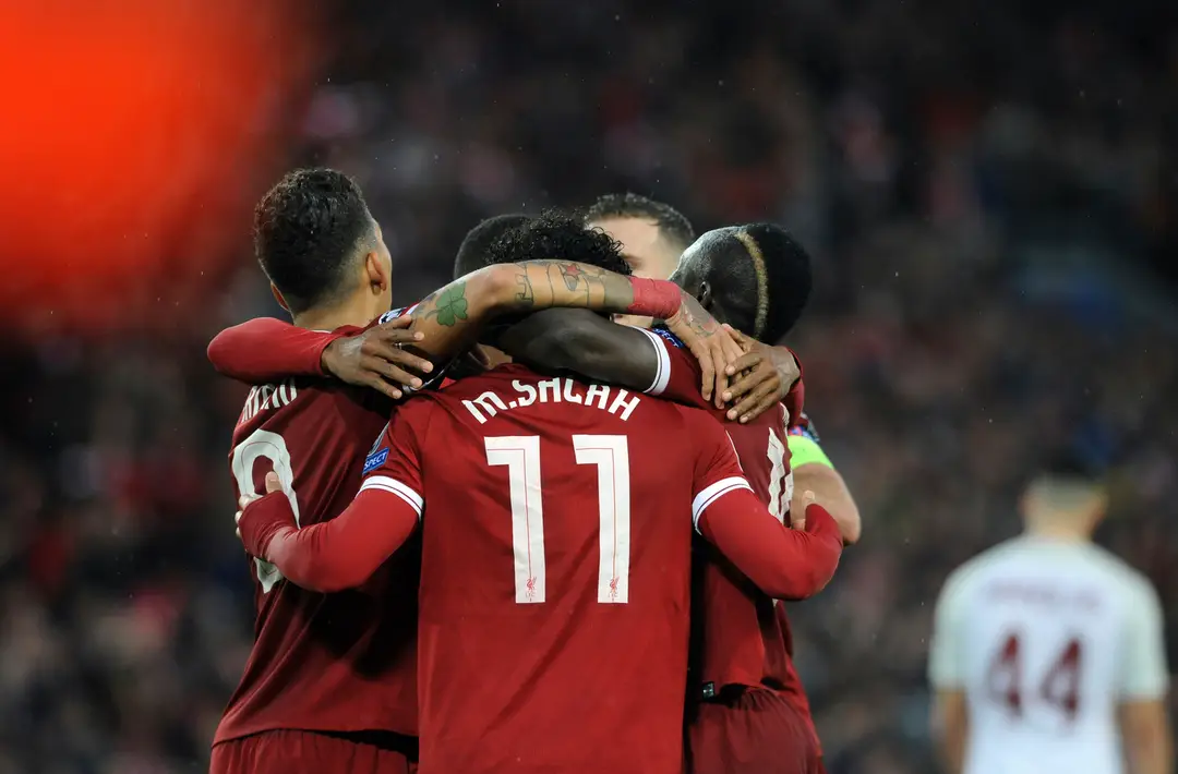 Nadšení hráči Liverpoolu po góle v sieti AS Rím v prvom semifinále.
