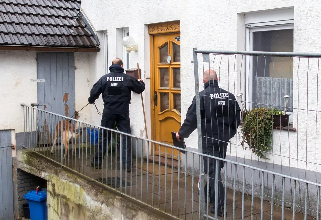 Policajti pred domom hrôzy