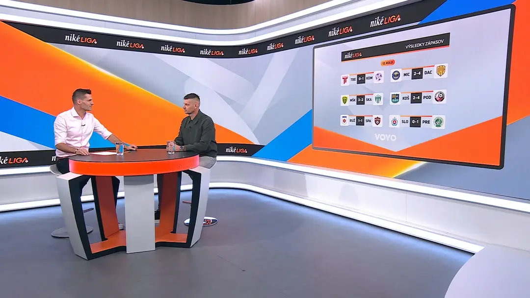 Moderátor Marián Tomčák a futbalový expert Stanislav Velický.