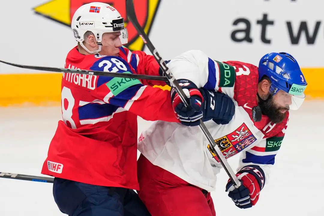 Nórsky hokejista Michael Brandsegg-Nygard a český hokejista Radko Gudas