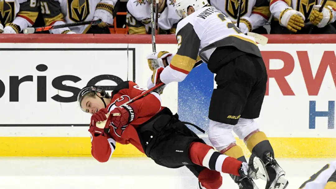 Hokejista Vegasu Zach Whitecloud (vpravo) a hráč New Jersey Devils Jack Hughes.