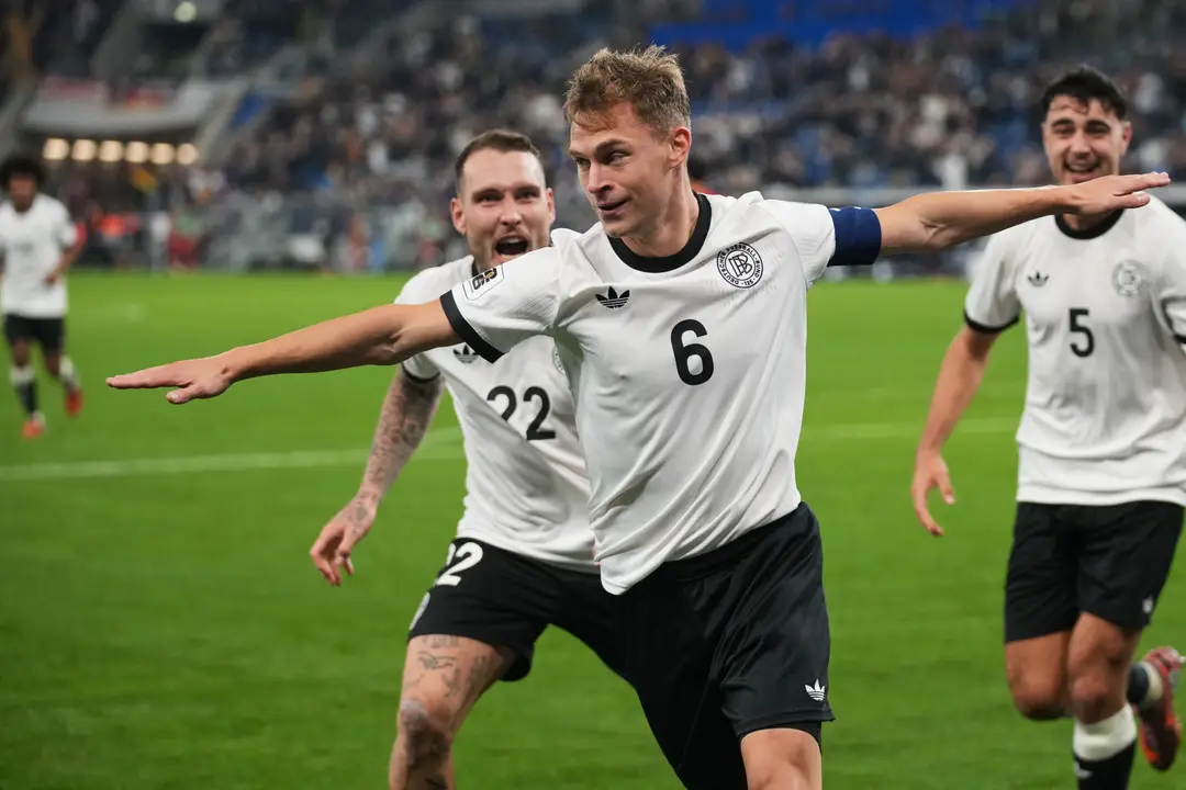 Hráč Nemecka Joshua Kimmich sa teší z gólu.