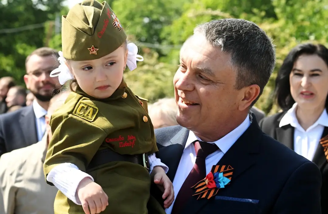 Proruský líder Luhanskej oblasti Leonid Pasečnik počas osláv Dňa víťazstva.