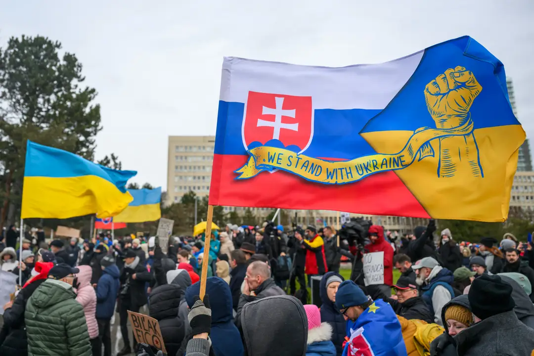 Protest proti nedeľnej (22. 12.) návšteve predsedu vlády SR Roberta Fica (Smer-SD) v Moskve na Námestí slobody v Bratislave v pondelok 23. decembra 2024.