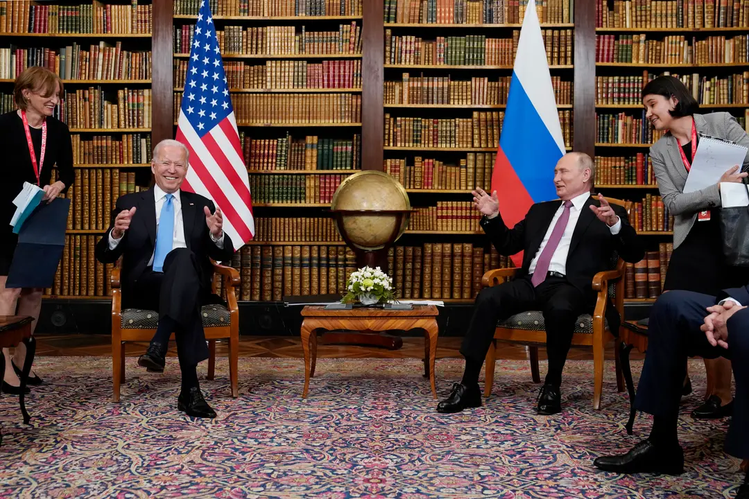 Ruský prezident Vladimir Putin a americký prezident Joe Biden sa usmievajú počas stretnutia vo vile La Grange v Ženeve.