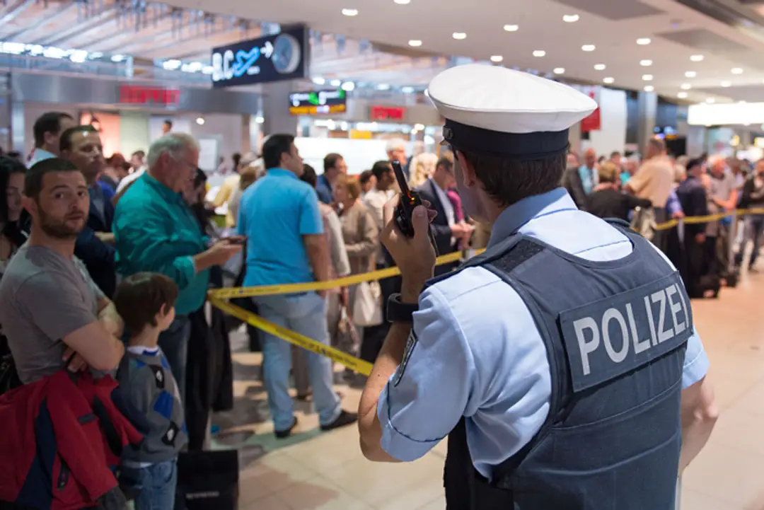 Nemecká polícia pozastavila všetky odlety z prvého terminálu letiska medzi Kolínom nad Rýnom a Bonnom.