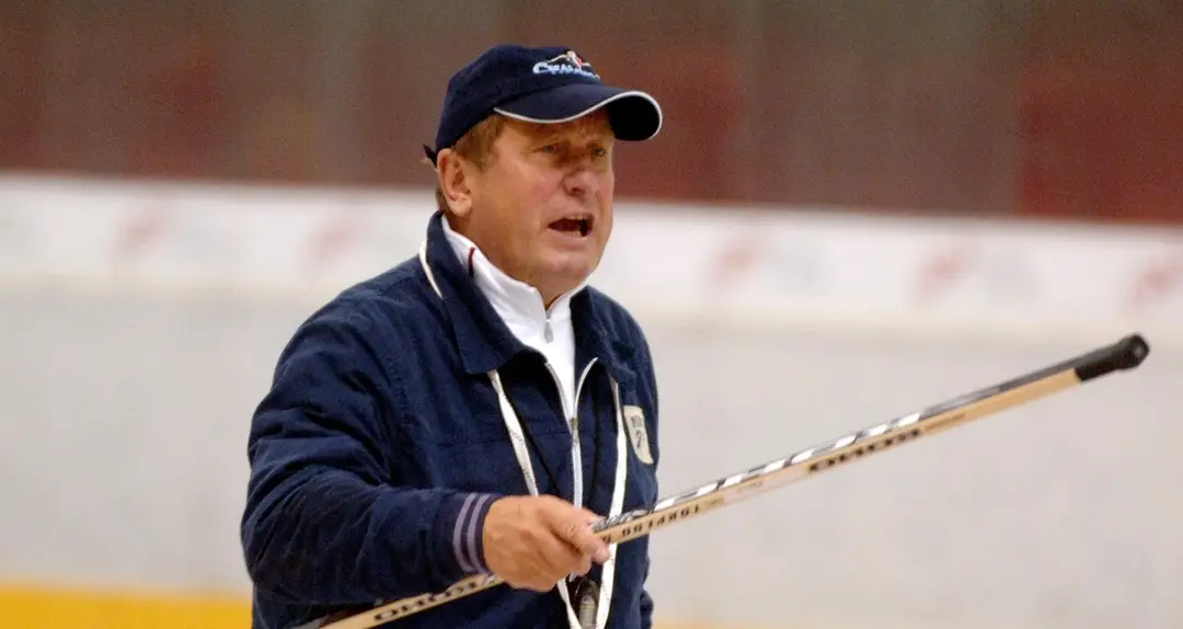 Na archívnej snímke z roku 2005 Josef Augusta ako hlavný tréner HC Slovan Bratislava.