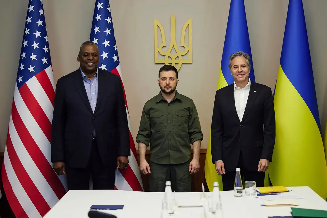 Americký minister obrany Lloyd Austin, ukrajinský prezident Volodymyr Zelenskyj a americký minister zahraničných vecí Antony Blinken.