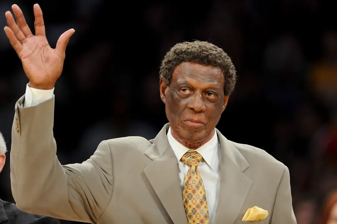Na snímke Elgin Baylor počas oceňovania v polčase zápasu LA Lakers s Houston Rockets v Los Angeles 6. apríla 2012.