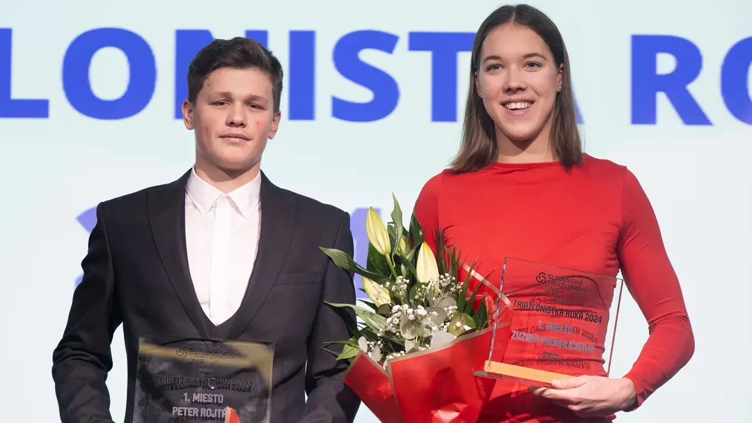 Na snímke vpravo triatlonistka roka 2024 Zuzana Michaličková a vľavo triatlonista roka 2024 Peter Rojtáš. (cropped)