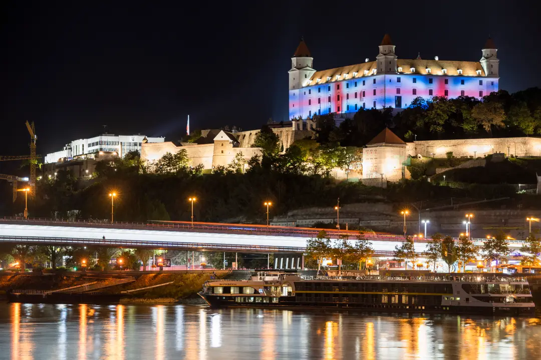 Bratislavský hrad svietil britskou vlajkou.