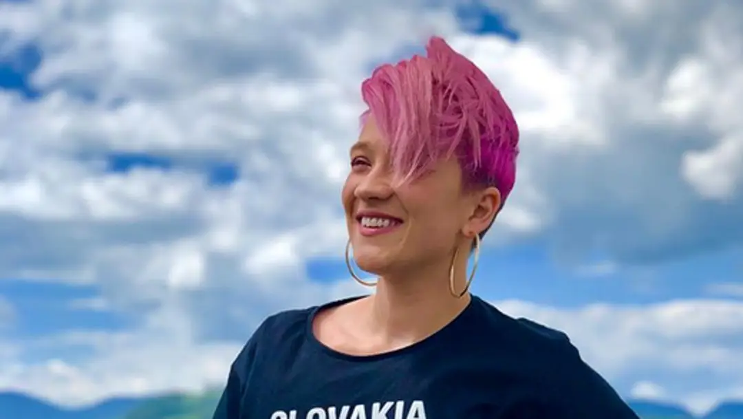 Americkí vojaci pod ťažkou delostreleckou paľbou fašistických vojsk počas vylodenia v Normandii.