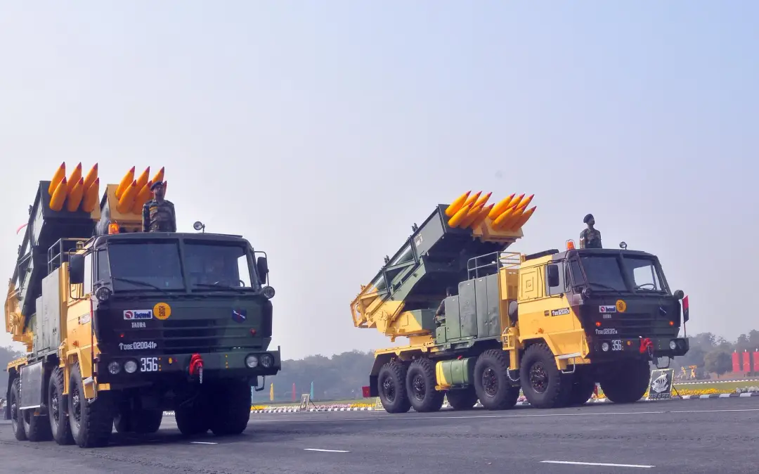 Tatra 815 ako nosič indického raketového systému Pinaka.