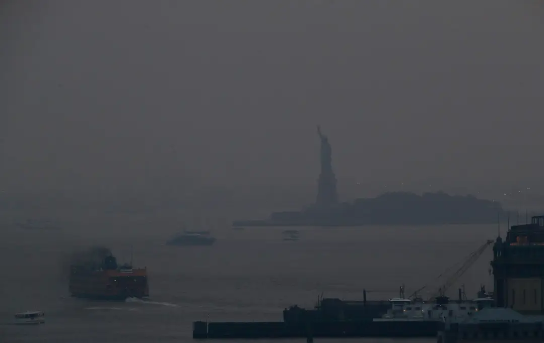 Východné pobrežie USA zahalil sivý opar z mohutných požiarov