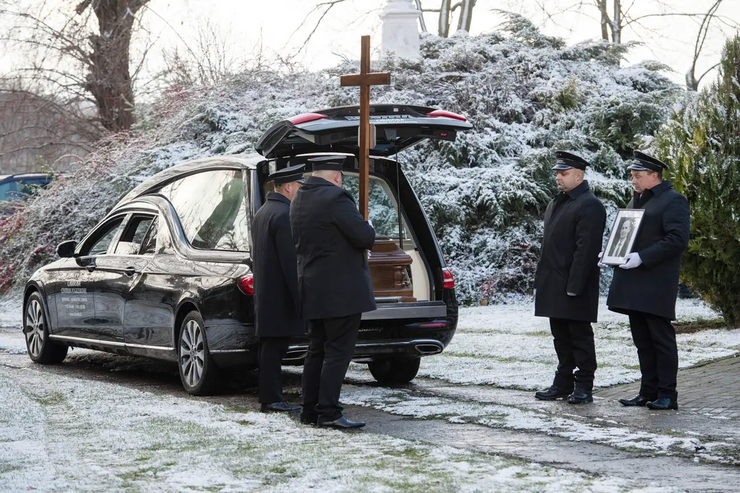 Pohrebné vozidlo s truhlou s telom Boguslawa Wosa, jednej z dvoch obetí utorkového výbuchu.