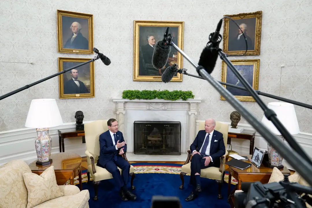 Izraelský prezident Jicchak Herzog (vľavo) a americký prezident Joe Biden diskutujú počas stretnutia v Bielom dome.