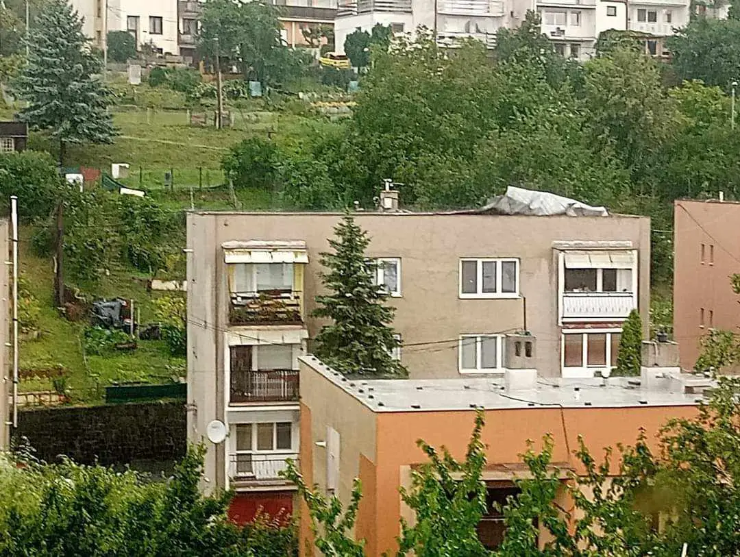Spúšť po búrke vo Vranove nad Topľou.
