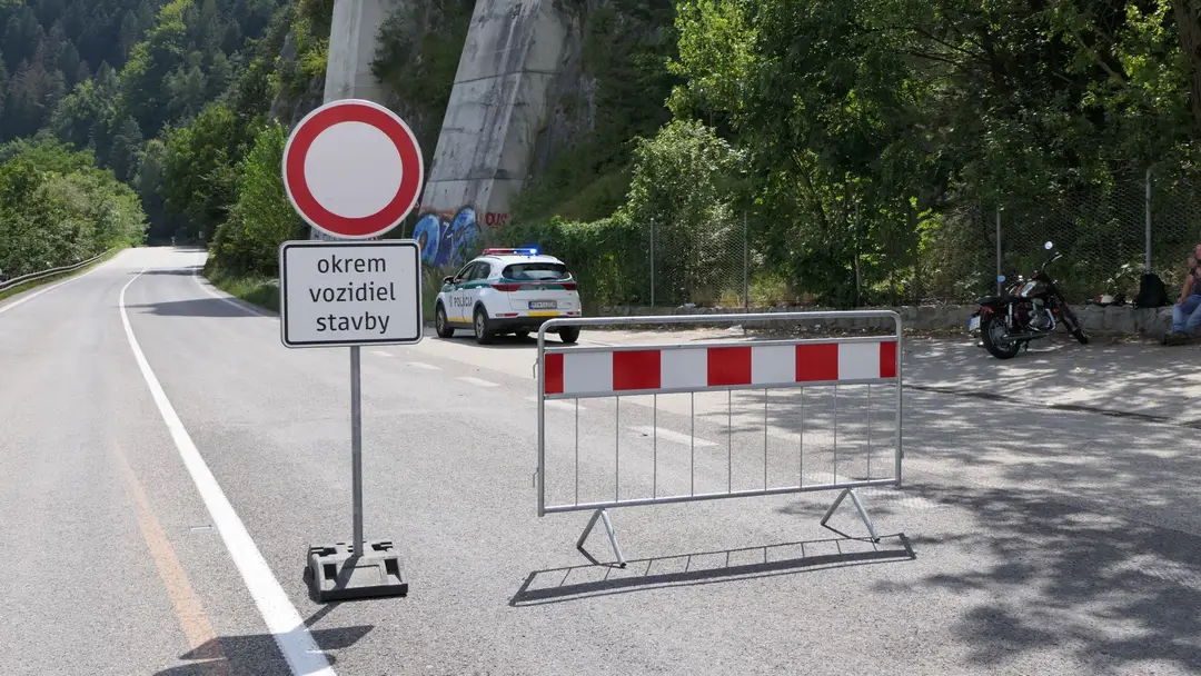 Uzavretá cesta I/18 pod Strečnom