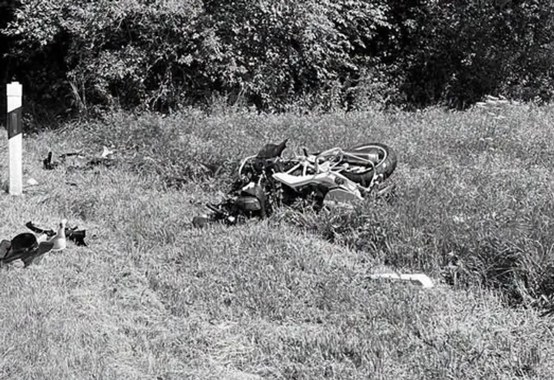 Policajt na služobnom motocykli neprežil zrážku s autom na Liptove.