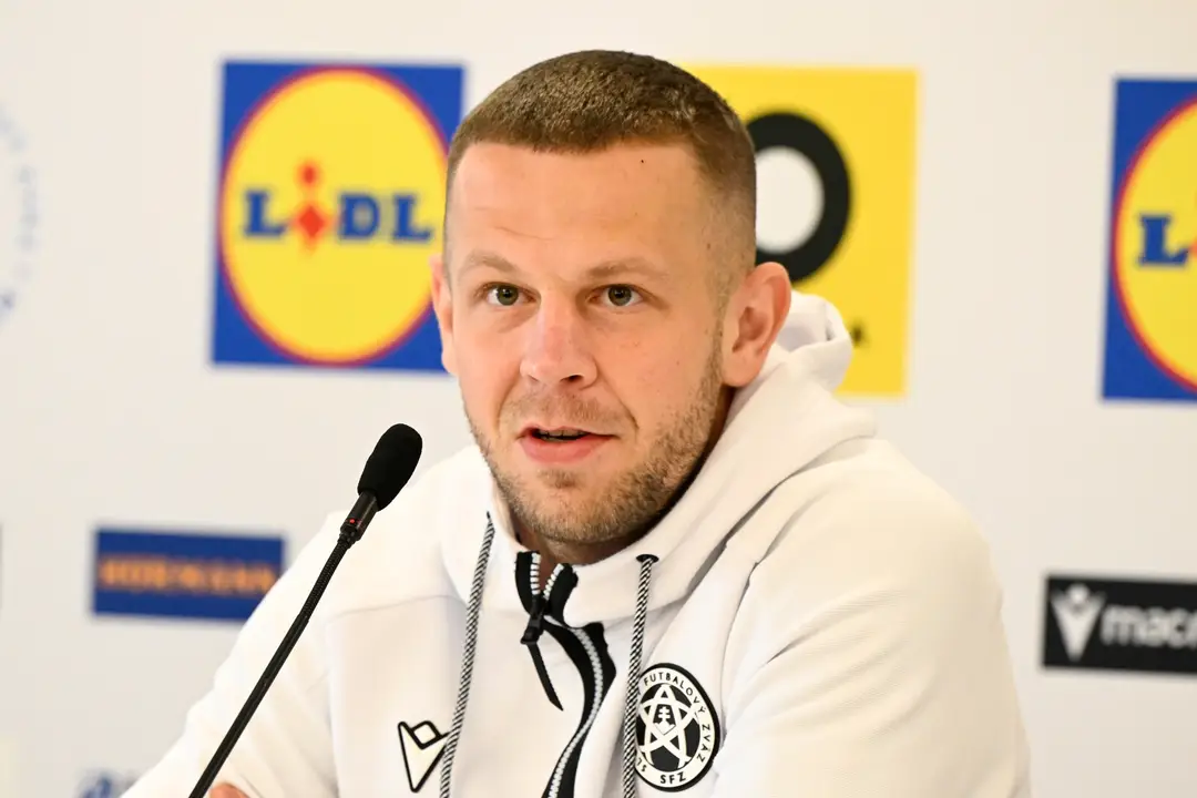 Na snímke Denis Vavro počas tlačovej konferencie.