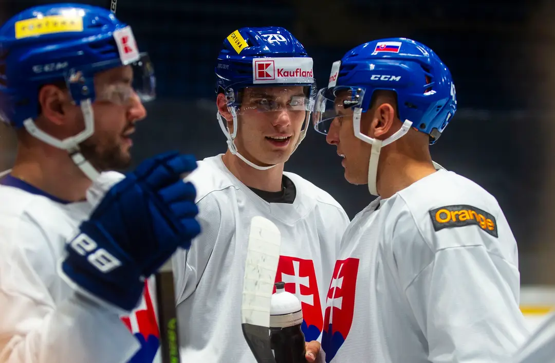 Na snímke reprezentanti SR v hokeji, uprostred Juraj Slafkovský a vpravo Martin Fehérváry počas tréningu na zraze reprezentácie pred majstrovstvami sveta 2024.