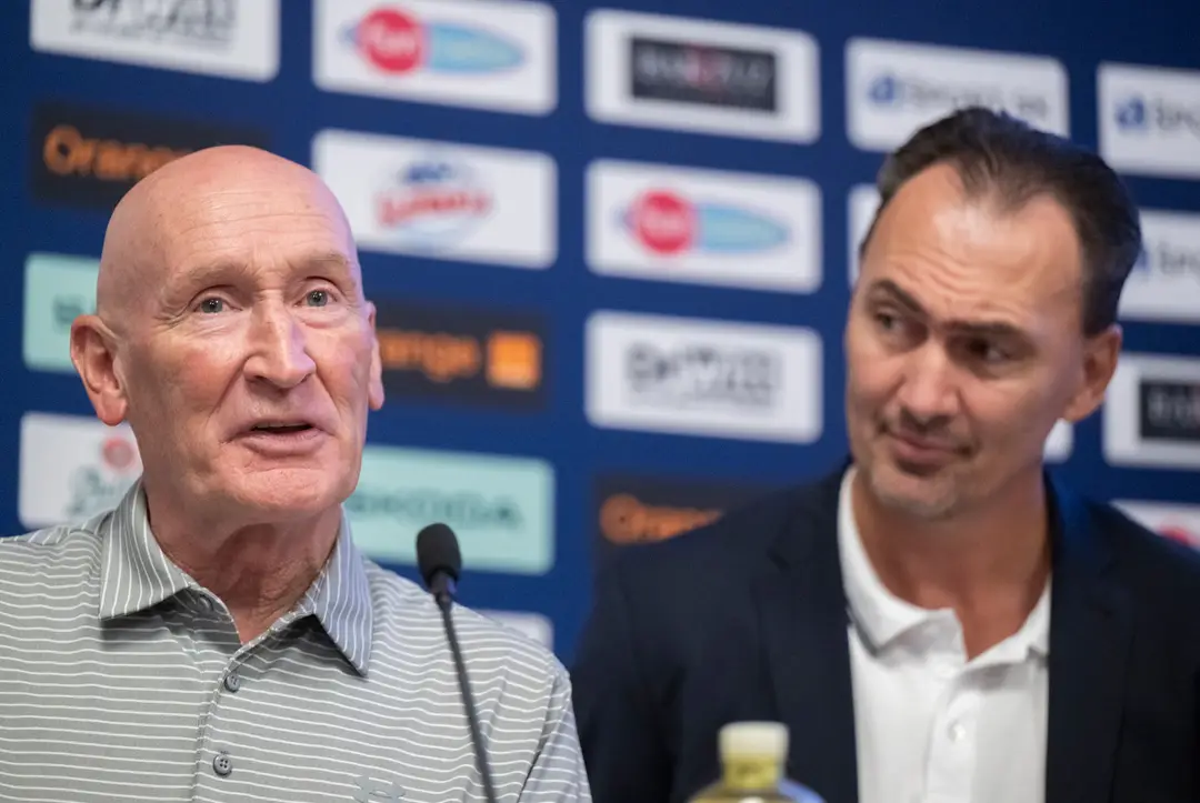 Na snímke zľava tréner slovenských hokejistov SR Craig Ramsay a prezident Slovenského zväzu ľadového hokeja (SZĽH) Miroslav Šatan počas tlačovej konferencie k nominácii SR