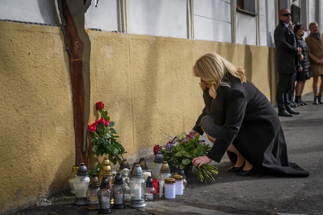 Prezidentka Zuzana Čaputová si uctila pamiatku Jána Kuciaka a Martiny Kušnírovej pri symbolickom pamätníku na Námestí SNP v Bratislave