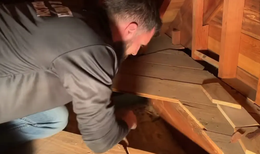 Lovec pokladov práve našiel box.