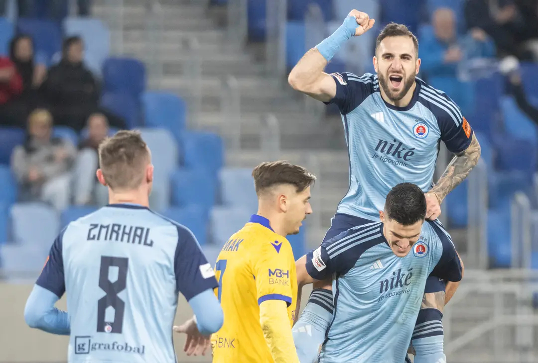 Futbalisti Slovana Marko Tolič (vpravo dole) a Tigran Barseghjan (vpravo hore) sa tešia po strelení gólu v 18. kole Niké ligy proti DAC.