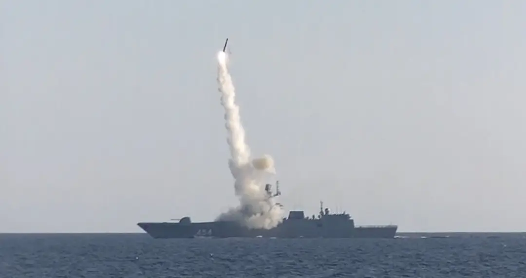 Hypersonická raketa Zirkón odpálená z ruskej vojnovej lode.