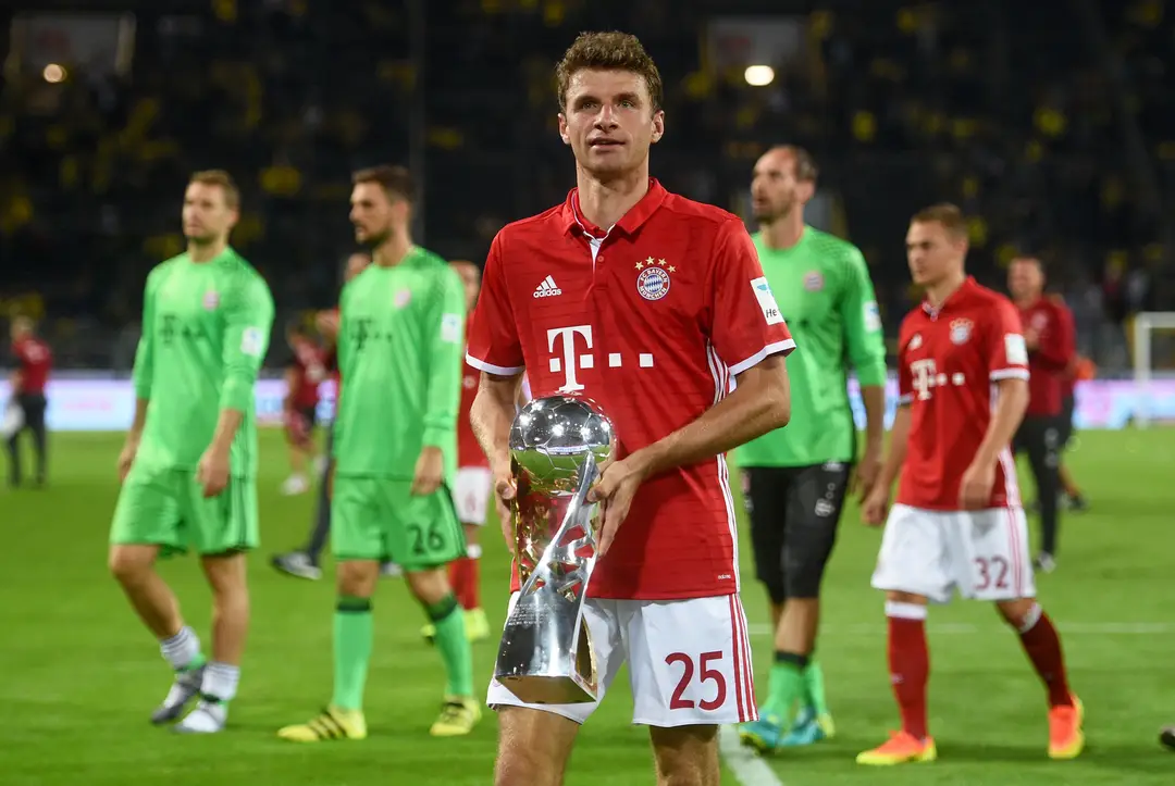 Thomas Müller s trofejou za triumf v nemeckom Superpohári.