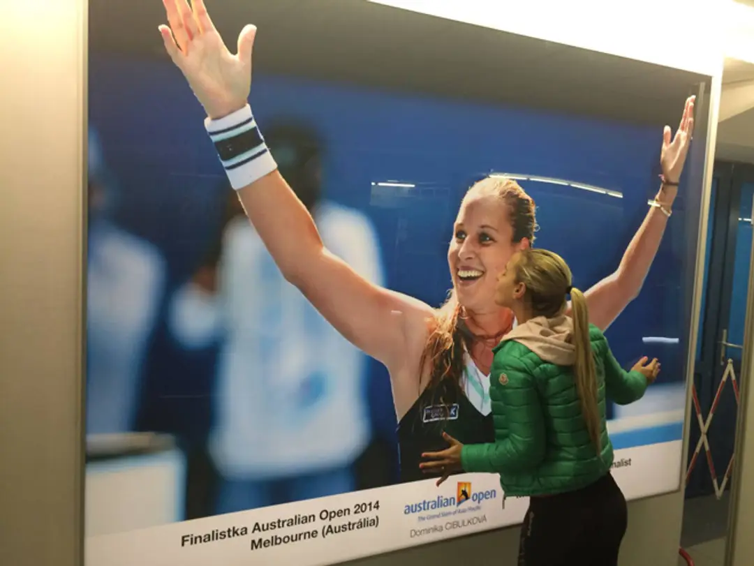 Domnika Cibulková bozkáva svoju fotografiu z finále Australian Open v NTC.