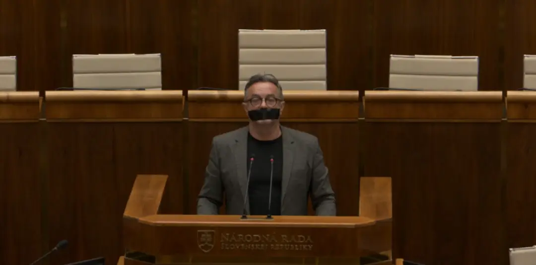 Jozef Pročko si prelepil ústa čiernou páskou.