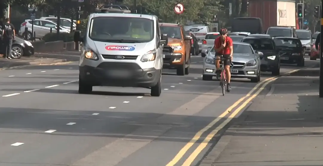 Britských cyklistov chráni nový zákon. Vodičom hrozia mastné pokuty