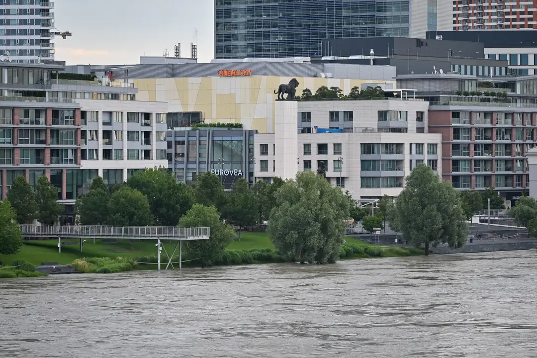 Na snímke pohľad na zvýšenú hladinu rieky Dunaj 6. júna 2024 v Bratislave.