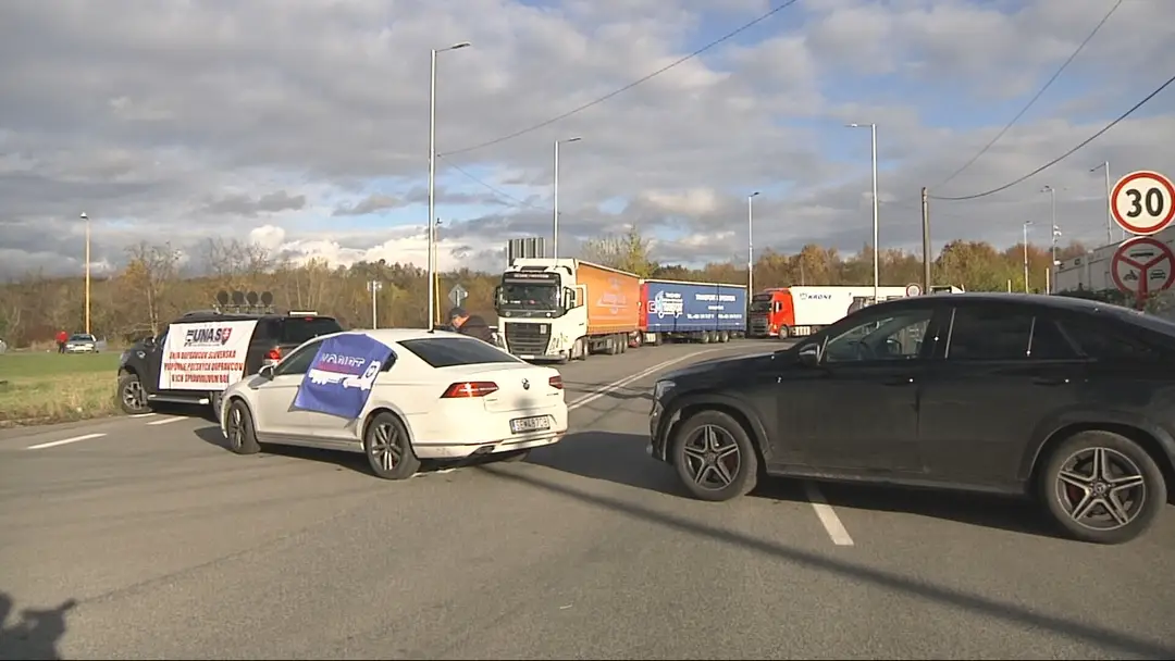 Autodopravcovia protestujú proti transakčnej dani
