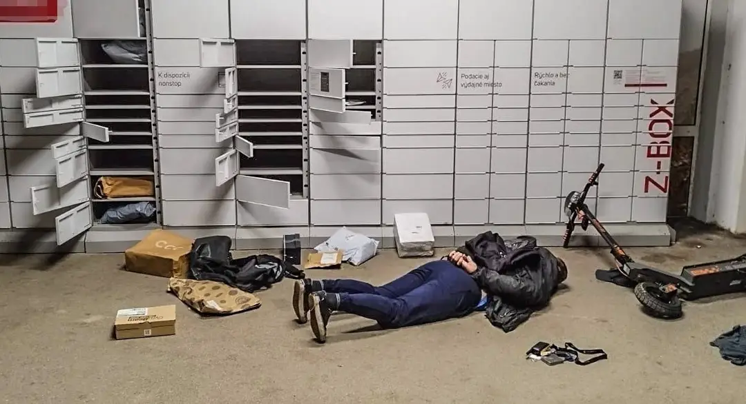 Zadržali dvoch mužov, ktorí chceli vykradnúť výdajný box