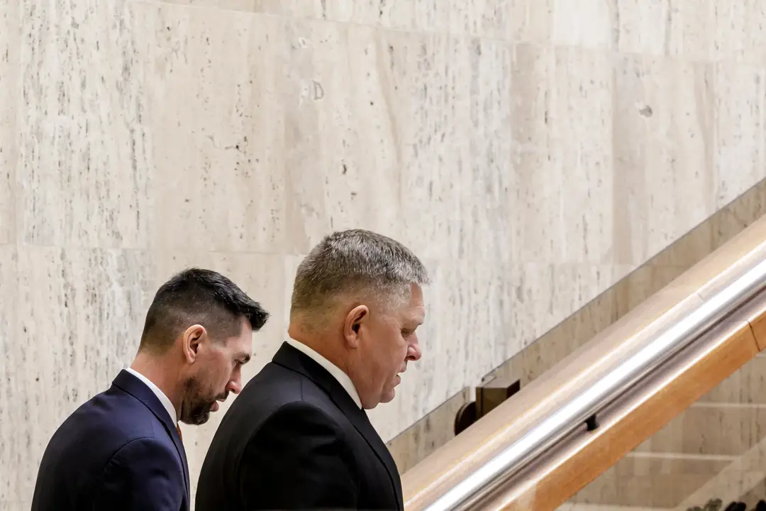 Richard Takáč a Robert Fico pri príchode na rokovanie vlády