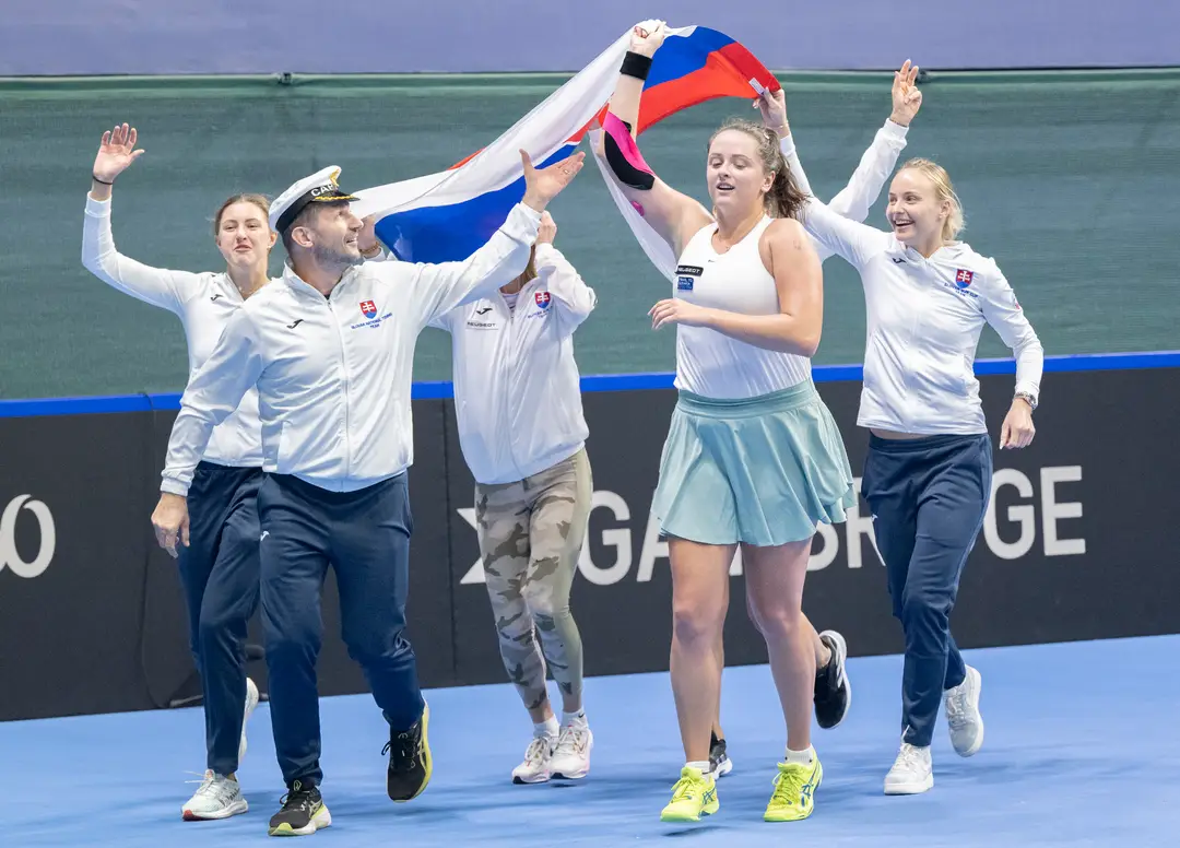 Na snímke slovenské reprezentantky v tenise a nehrajúci kapitán Matej Lipták oslavujú víťazstvo.
