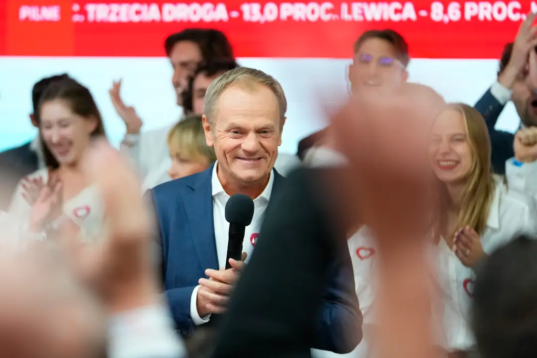 Bývalý poľský premiér a líder opozičnej liberálnej Občianskej koalície (KO) Donald Tusk sa usmieva pred svojimi priaznivcami v sídle strany vo Varšave.