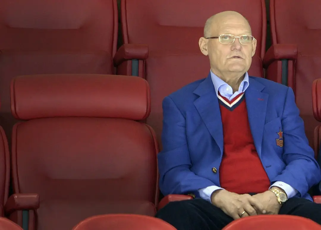 Na archívnej snímke z roku 2015 Vladimir Petrov v hľadisku ľadového paláca CSKA Moskva.