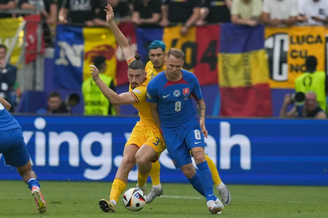 Zľava Rumun Radu Dragusin a Ondrej Duda v dueli na ME 2024.