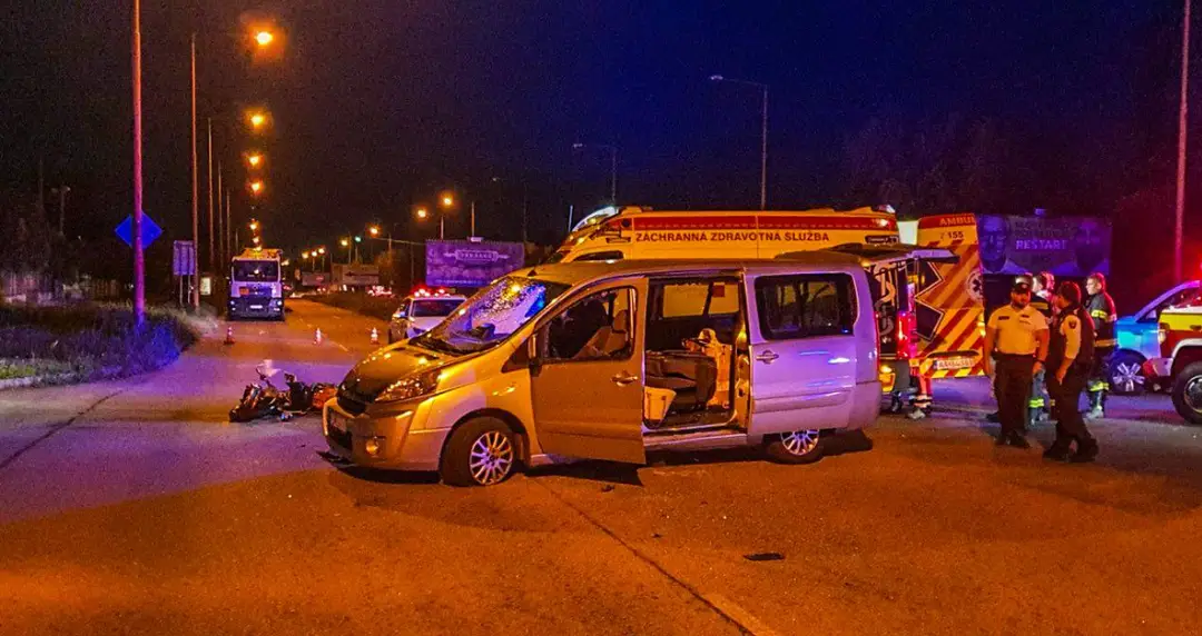 Na snímke polícia dokumentuje miesto po tragickej nehode v Košiciach.