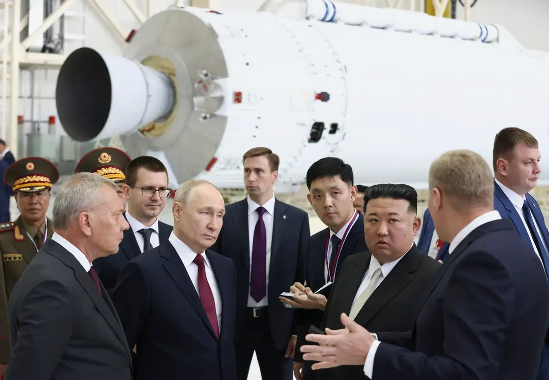 Ruský prezident Vladimir Putin a severokórejský líder Kim Čong-un si prezerajú hangár na montáž rakiet