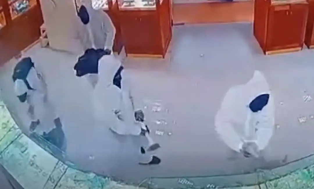 Páchatelia rozbíjajú vitríny.