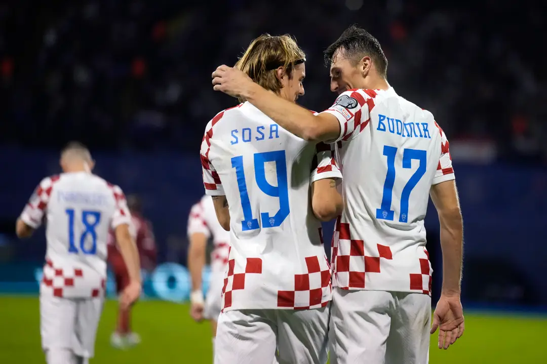 Chorvátsky hráč Ante Budimir (vpravo) oslavuje so spoluhráčom Bornom Sosom.