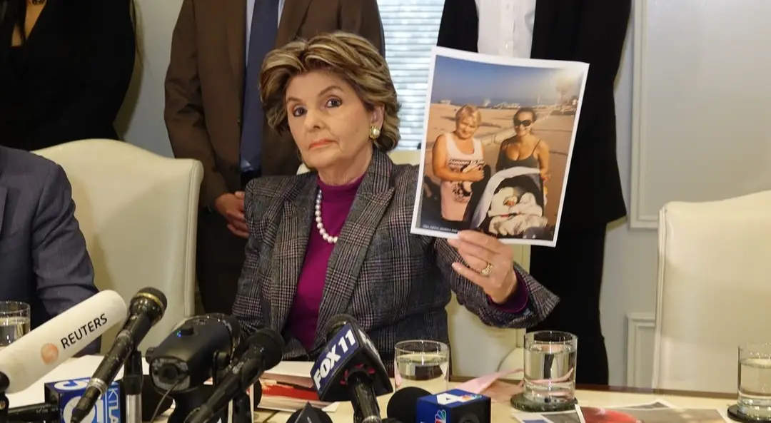 Právnička rodiny ukazuje na tlačovej konferencii fotografiu zosnulej kameramanky.