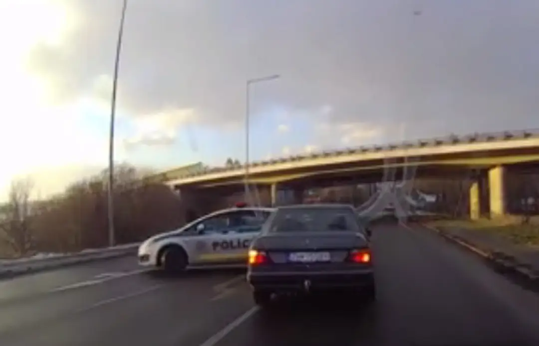 Žiarski policajti sa z ničoho nič otočili do protismeru.