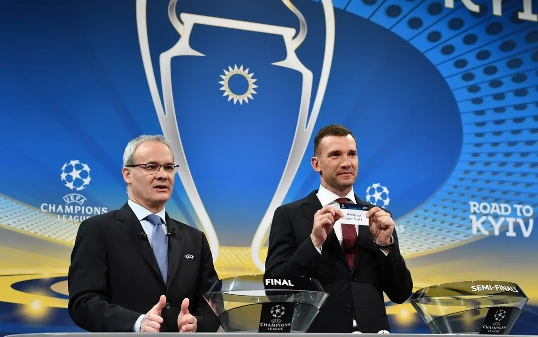Riaditeľ súťaží UEFA Giorgio Marchetti a Andrij Ševčenko počas žrebu semifinále LM.