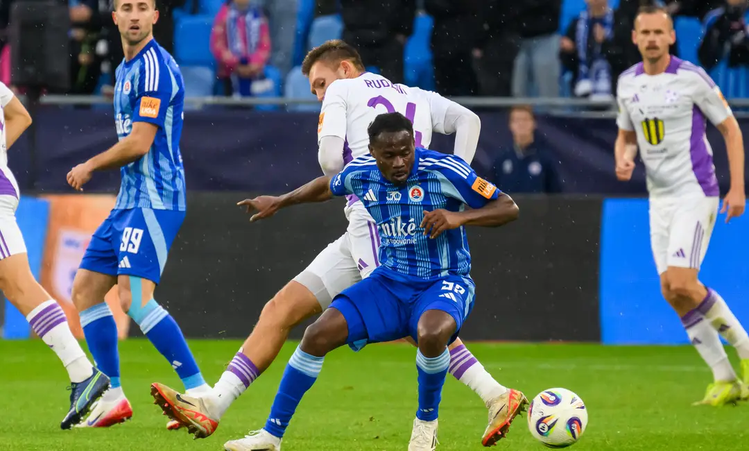 Kelvin Ofori (v strede, v modrom) opúšťa Slovan.